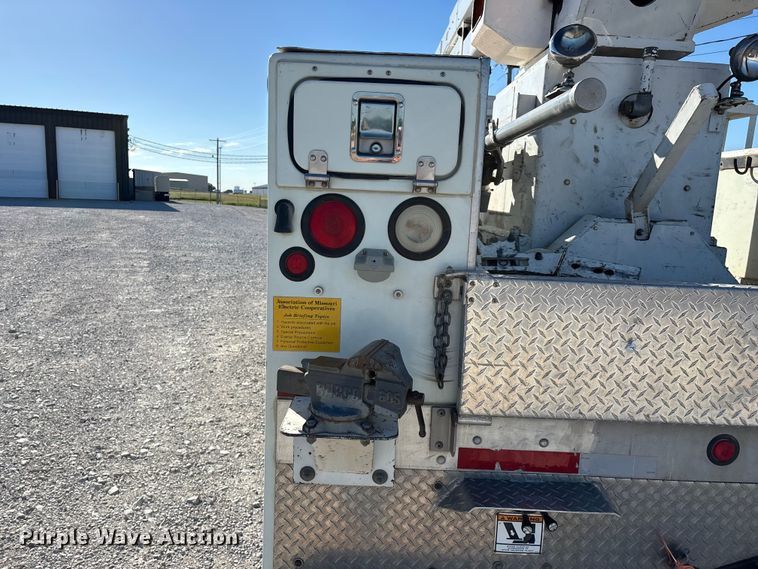 image for item FG0465 2004 Freightliner Business Class M2 bucket truck
