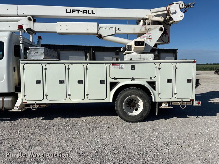image for item FG0465 2004 Freightliner Business Class M2 bucket truck
