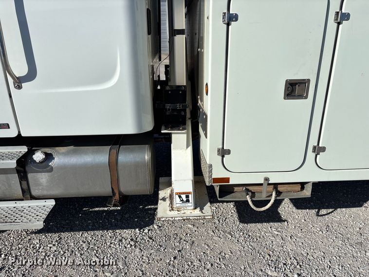 image for item FG0465 2004 Freightliner Business Class M2 bucket truck