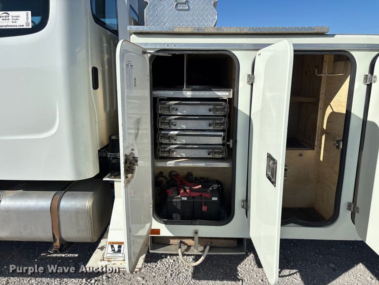 image for item FG0465 2004 Freightliner Business Class M2 bucket truck