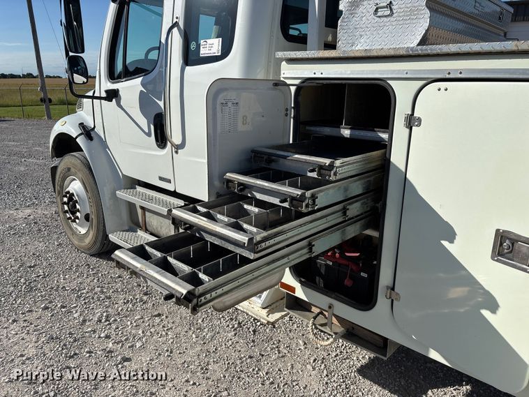image for item FG0465 2004 Freightliner Business Class M2 bucket truck