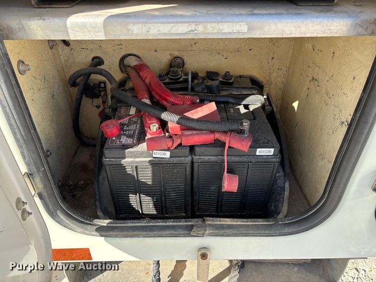 image for item FG0465 2004 Freightliner Business Class M2 bucket truck