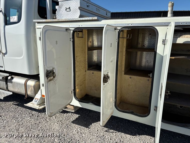 image for item FG0465 2004 Freightliner Business Class M2 bucket truck
