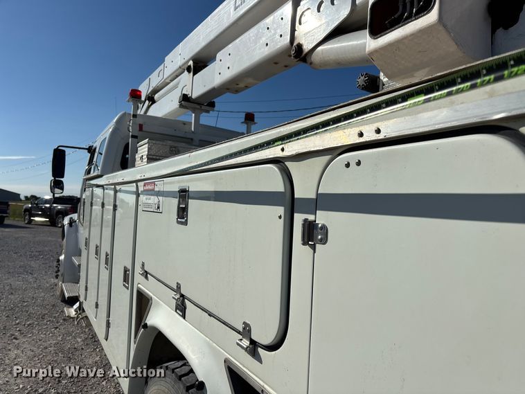 image for item FG0465 2004 Freightliner Business Class M2 bucket truck