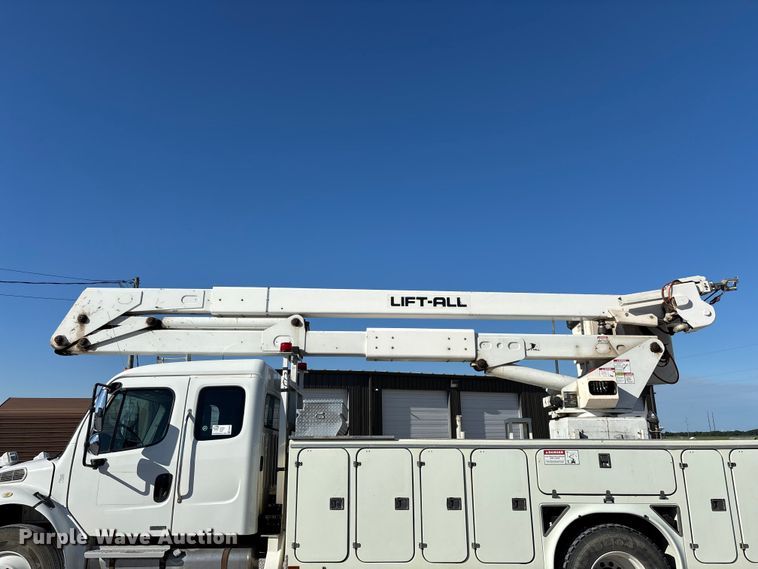 image for item FG0465 2004 Freightliner Business Class M2 bucket truck
