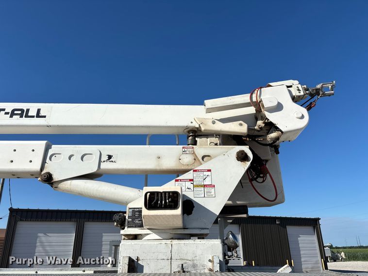 image for item FG0465 2004 Freightliner Business Class M2 bucket truck