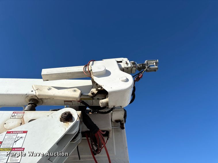 image for item FG0465 2004 Freightliner Business Class M2 bucket truck