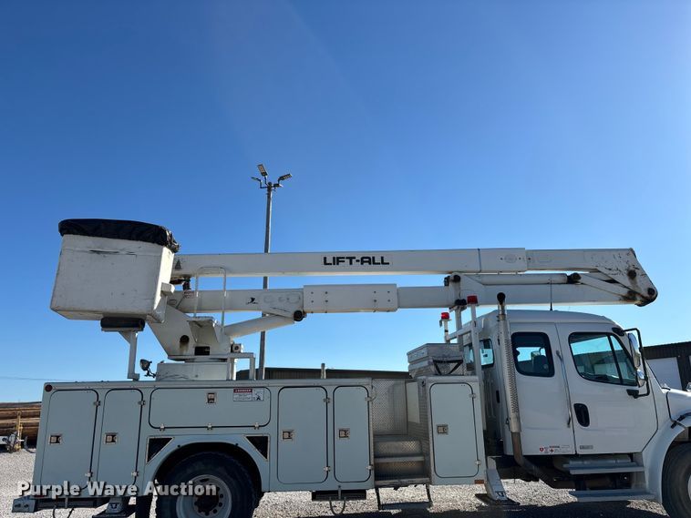 image for item FG0465 2004 Freightliner Business Class M2 bucket truck