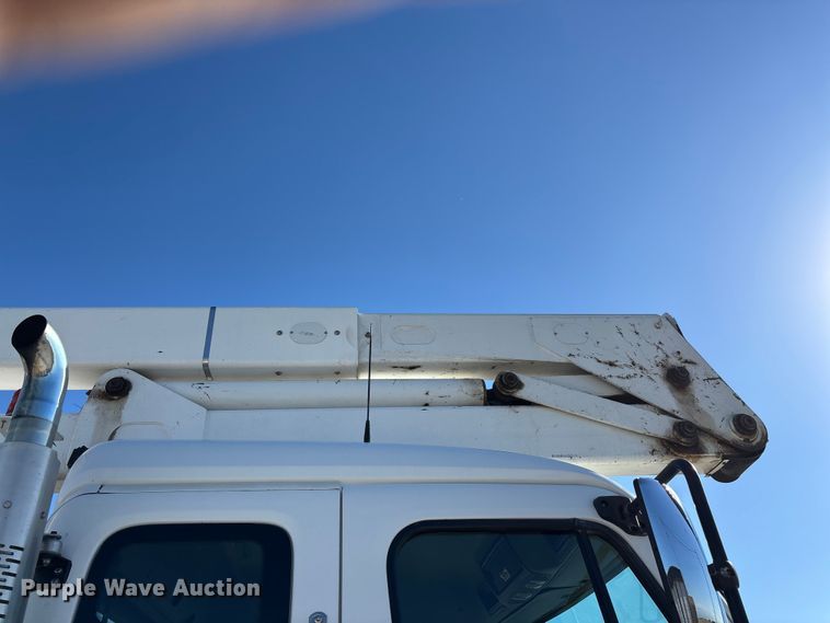 image for item FG0465 2004 Freightliner Business Class M2 bucket truck