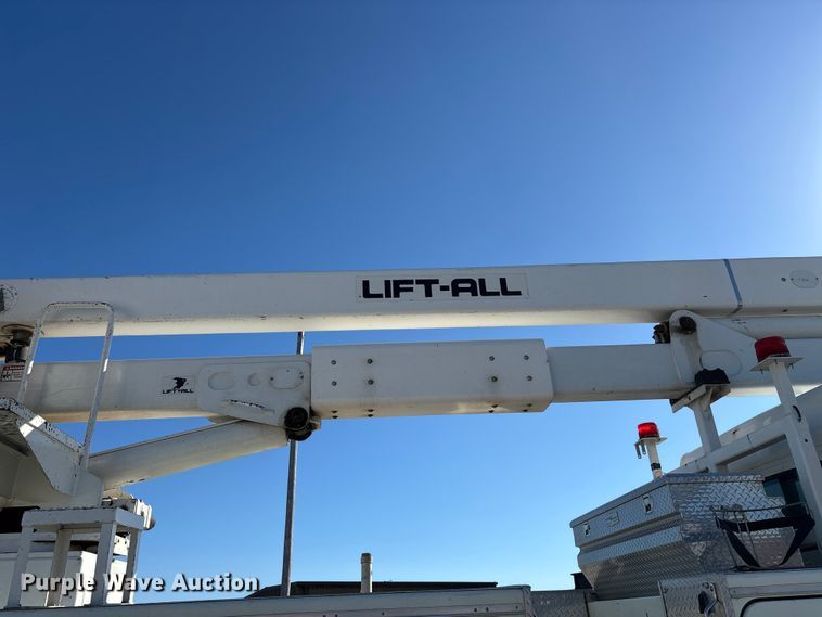 image for item FG0465 2004 Freightliner Business Class M2 bucket truck