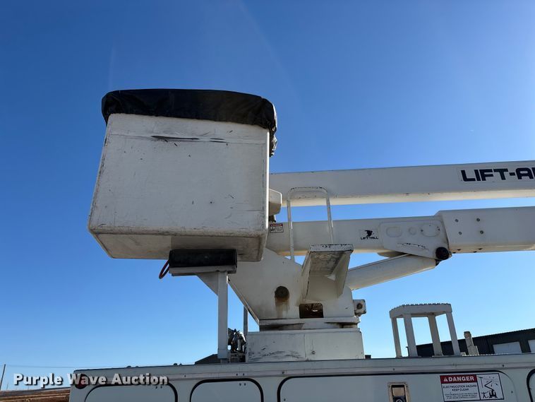 image for item FG0465 2004 Freightliner Business Class M2 bucket truck