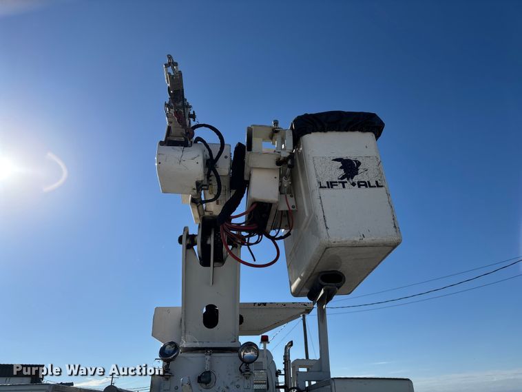 image for item FG0465 2004 Freightliner Business Class M2 bucket truck