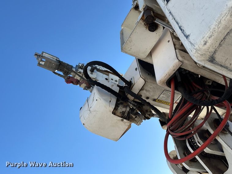 image for item FG0465 2004 Freightliner Business Class M2 bucket truck