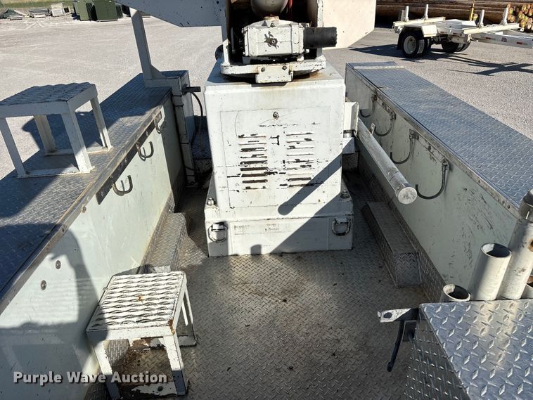 image for item FG0465 2004 Freightliner Business Class M2 bucket truck