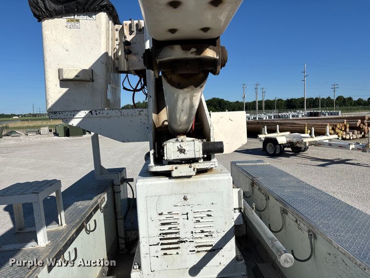 image for item FG0465 2004 Freightliner Business Class M2 bucket truck