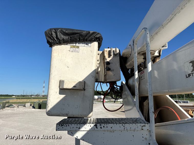 image for item FG0465 2004 Freightliner Business Class M2 bucket truck