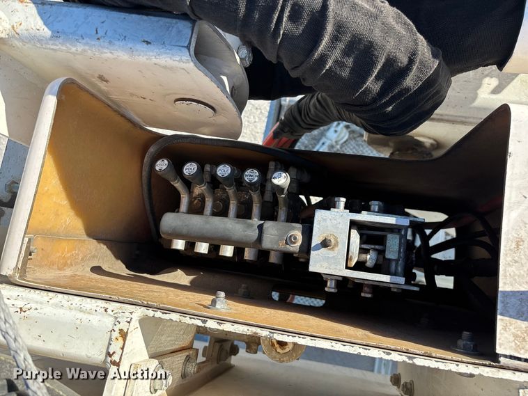image for item FG0465 2004 Freightliner Business Class M2 bucket truck