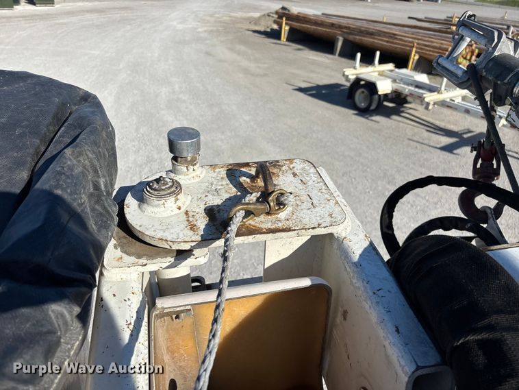 image for item FG0465 2004 Freightliner Business Class M2 bucket truck
