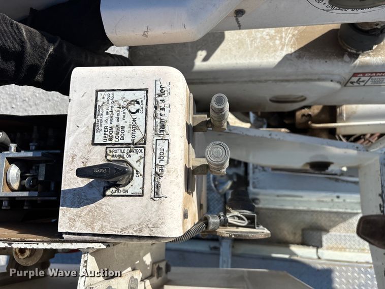 image for item FG0465 2004 Freightliner Business Class M2 bucket truck
