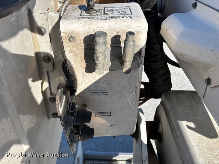 image for item FG0465 2004 Freightliner Business Class M2 bucket truck