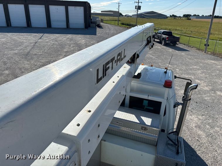 image for item FG0465 2004 Freightliner Business Class M2 bucket truck