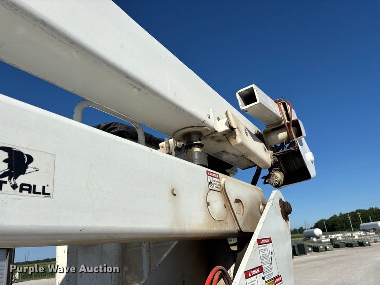 image for item FG0465 2004 Freightliner Business Class M2 bucket truck