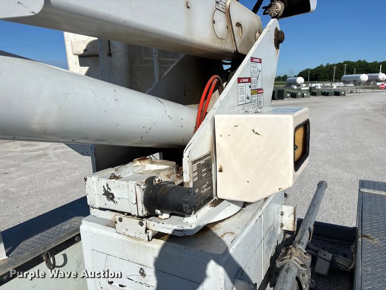 image for item FG0465 2004 Freightliner Business Class M2 bucket truck
