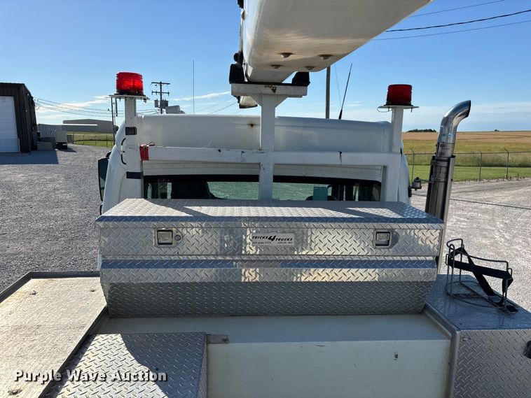 image for item FG0465 2004 Freightliner Business Class M2 bucket truck