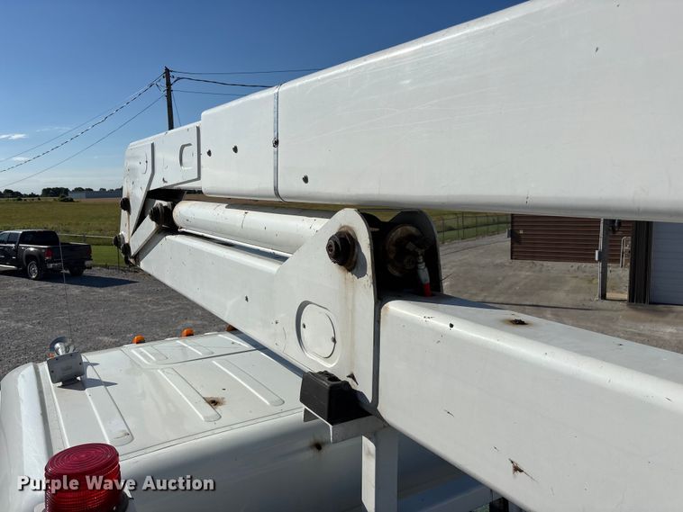 image for item FG0465 2004 Freightliner Business Class M2 bucket truck