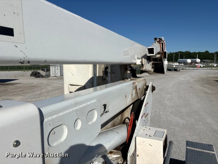image for item FG0465 2004 Freightliner Business Class M2 bucket truck