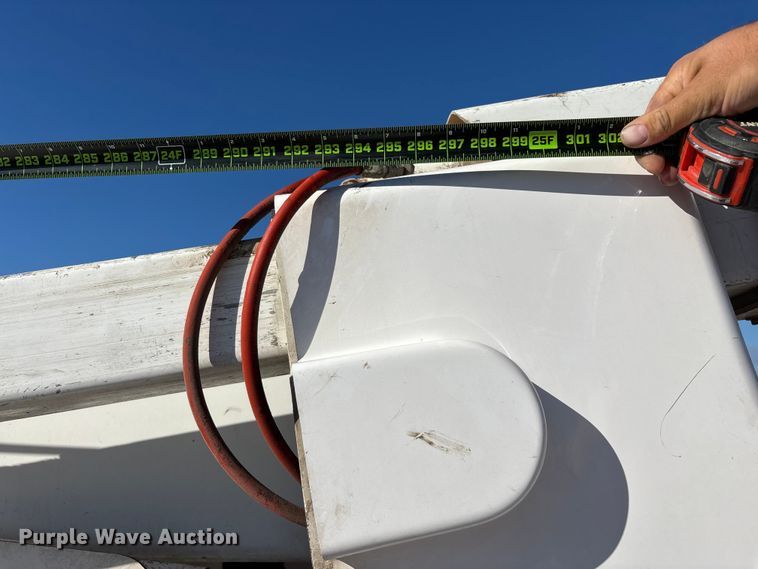 image for item FG0465 2004 Freightliner Business Class M2 bucket truck