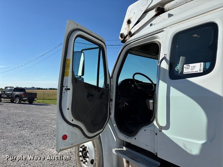 image for item FG0465 2004 Freightliner Business Class M2 bucket truck