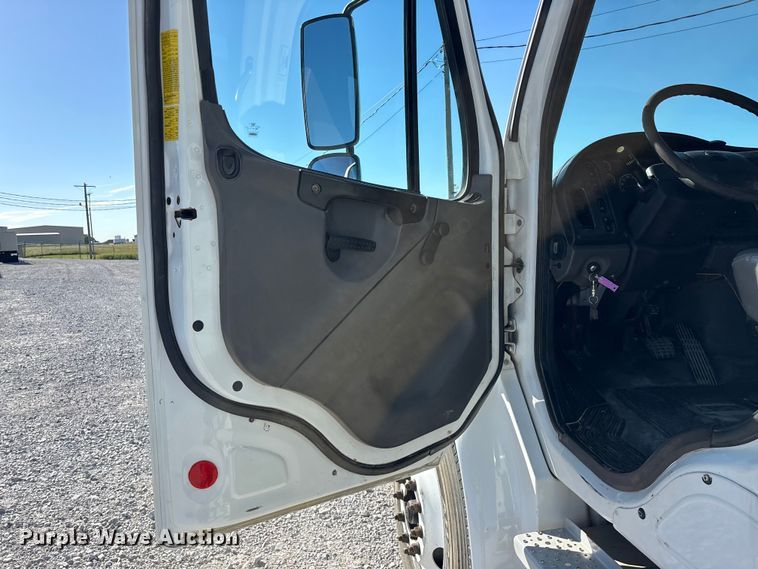 image for item FG0465 2004 Freightliner Business Class M2 bucket truck
