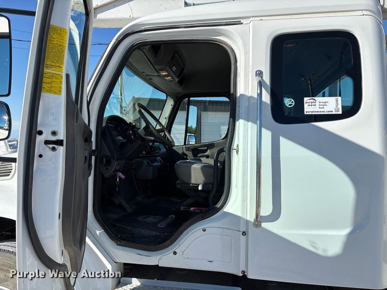 image for item FG0465 2004 Freightliner Business Class M2 bucket truck