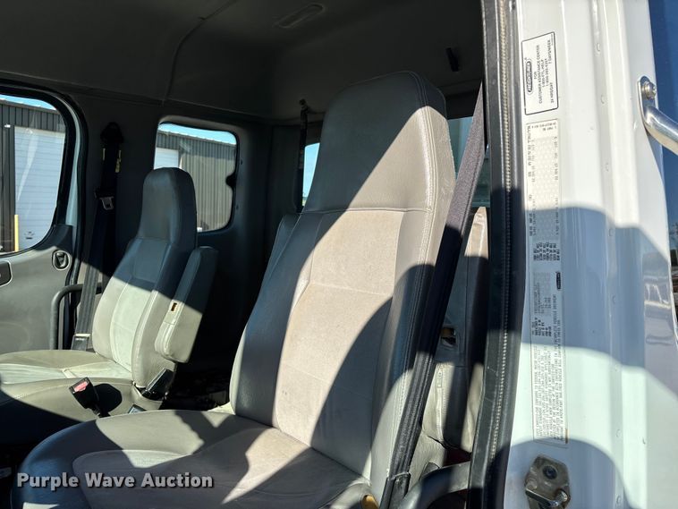 image for item FG0465 2004 Freightliner Business Class M2 bucket truck