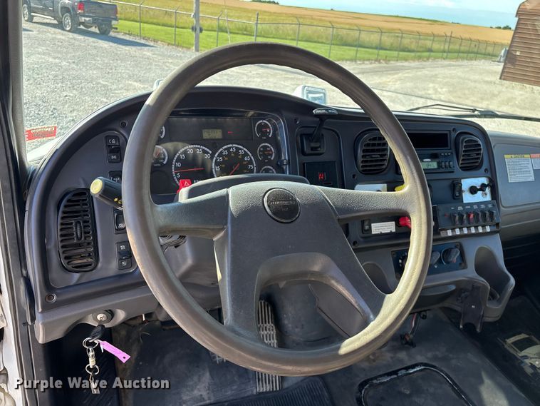 image for item FG0465 2004 Freightliner Business Class M2 bucket truck