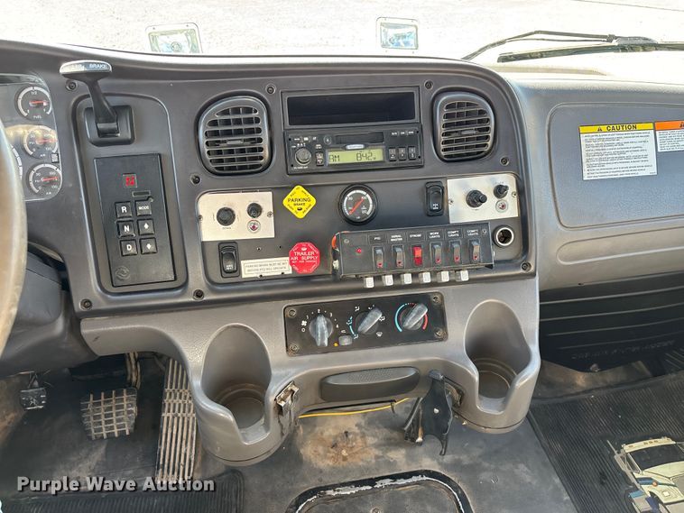 image for item FG0465 2004 Freightliner Business Class M2 bucket truck