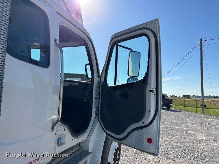 image for item FG0465 2004 Freightliner Business Class M2 bucket truck