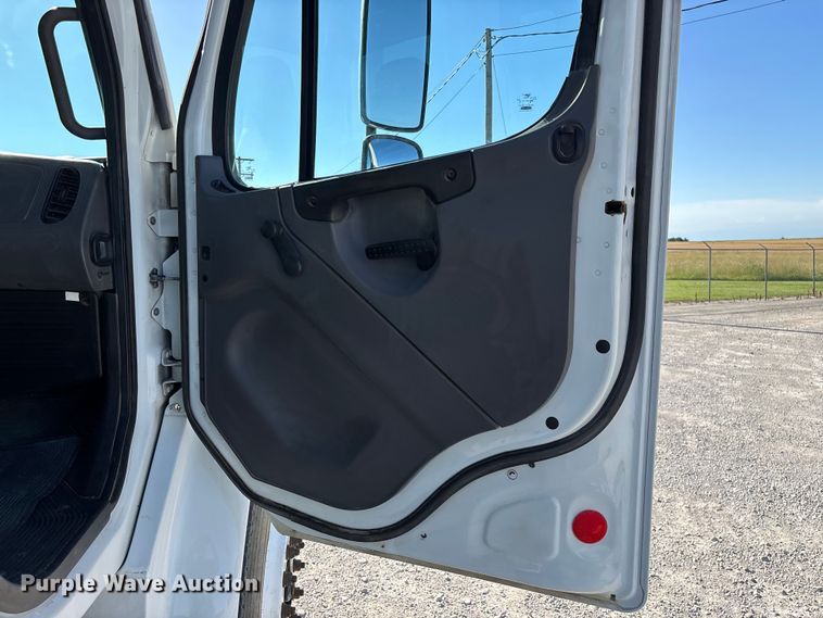image for item FG0465 2004 Freightliner Business Class M2 bucket truck