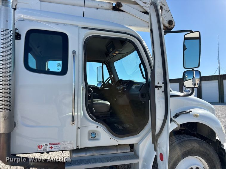 image for item FG0465 2004 Freightliner Business Class M2 bucket truck