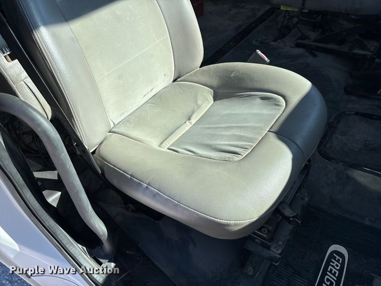 image for item FG0465 2004 Freightliner Business Class M2 bucket truck