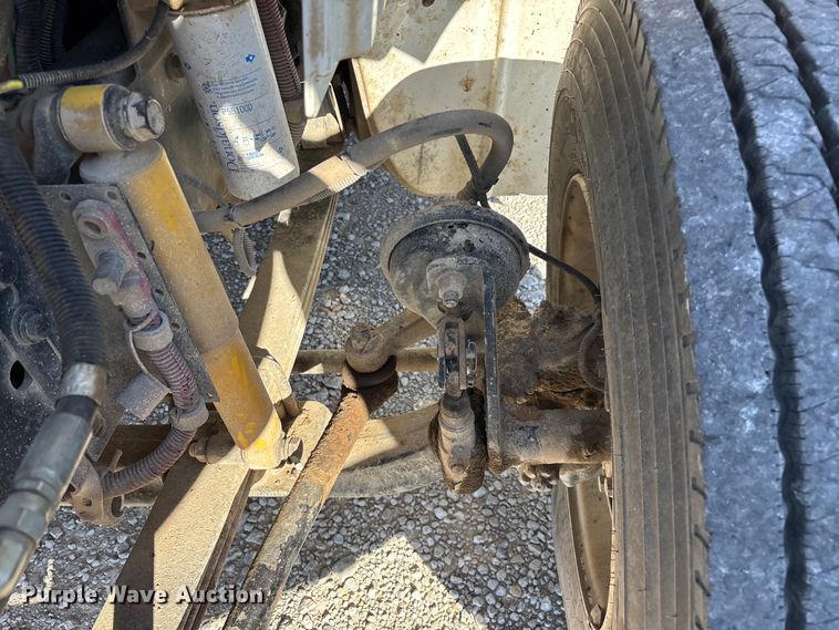 image for item FG0465 2004 Freightliner Business Class M2 bucket truck