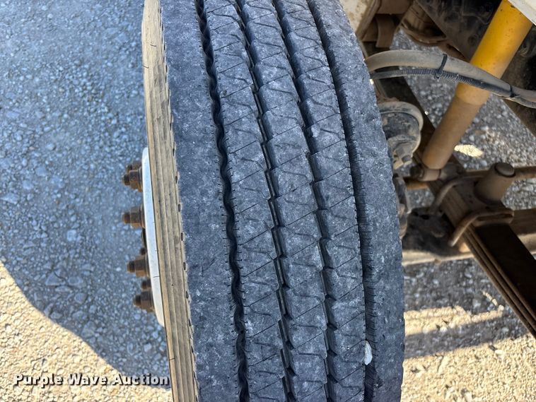 image for item FG0465 2004 Freightliner Business Class M2 bucket truck