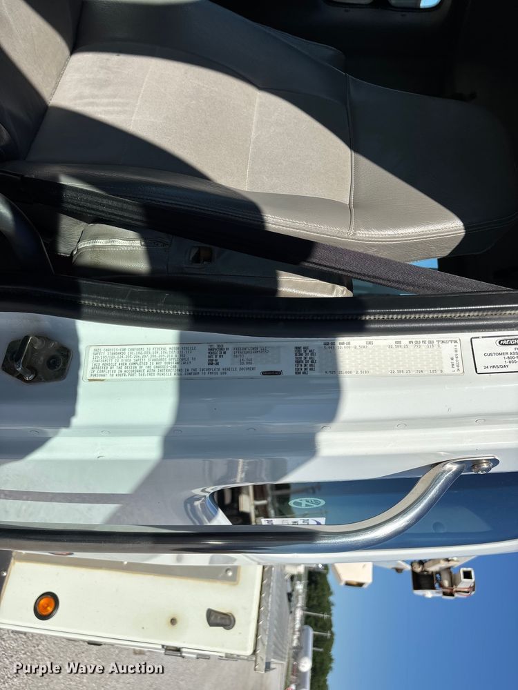 image for item FG0465 2004 Freightliner Business Class M2 bucket truck