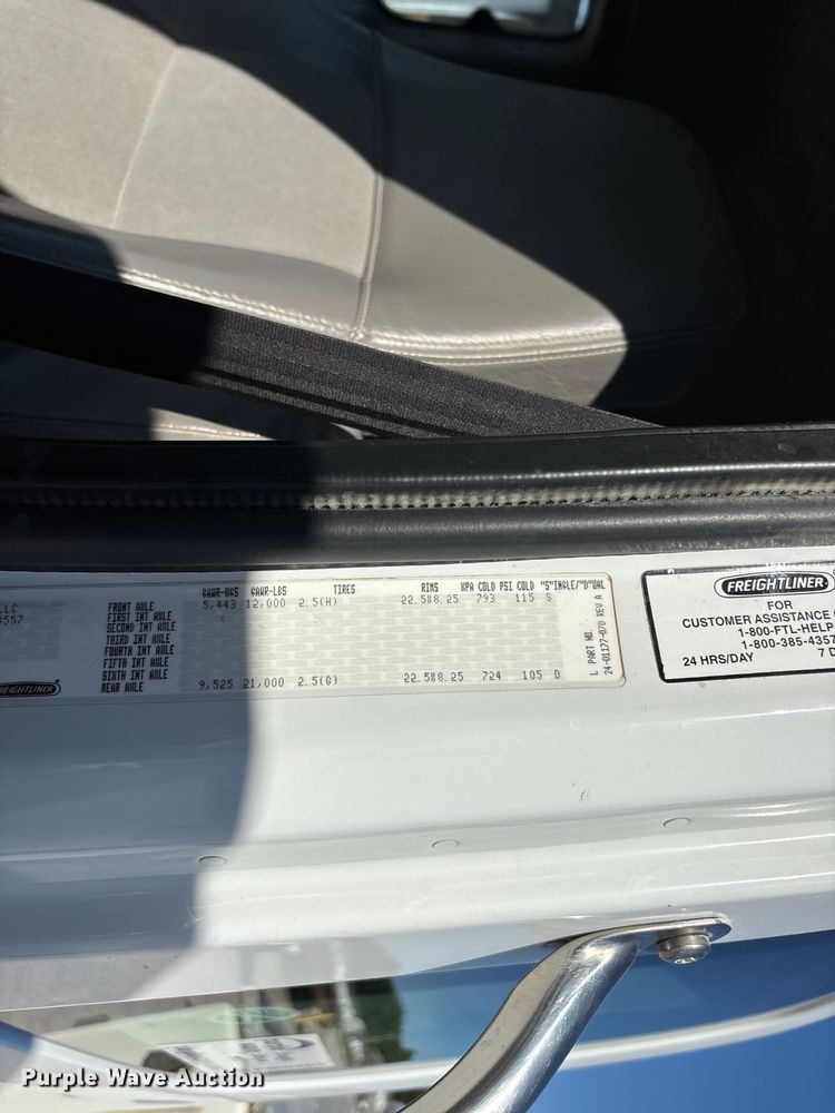 image for item FG0465 2004 Freightliner Business Class M2 bucket truck