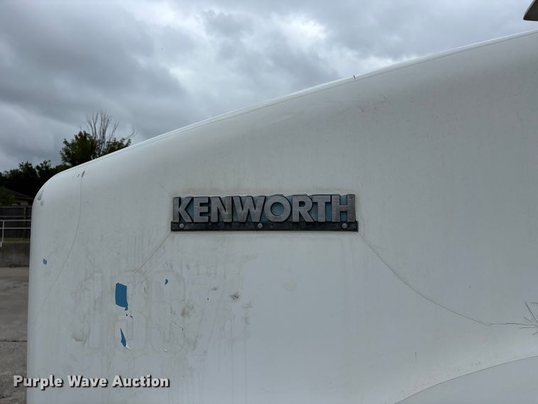 image for item FG0466 2003 Kenworth T800 ready mix truck