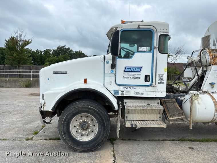image for item FG0466 2003 Kenworth T800 ready mix truck