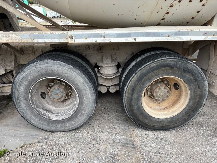 image for item FG0466 2003 Kenworth T800 ready mix truck