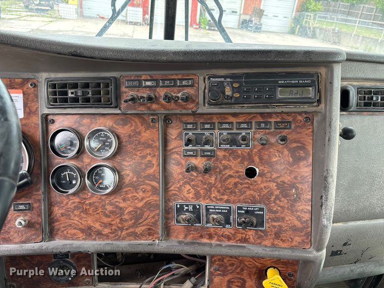 image for item FG0466 2003 Kenworth T800 ready mix truck