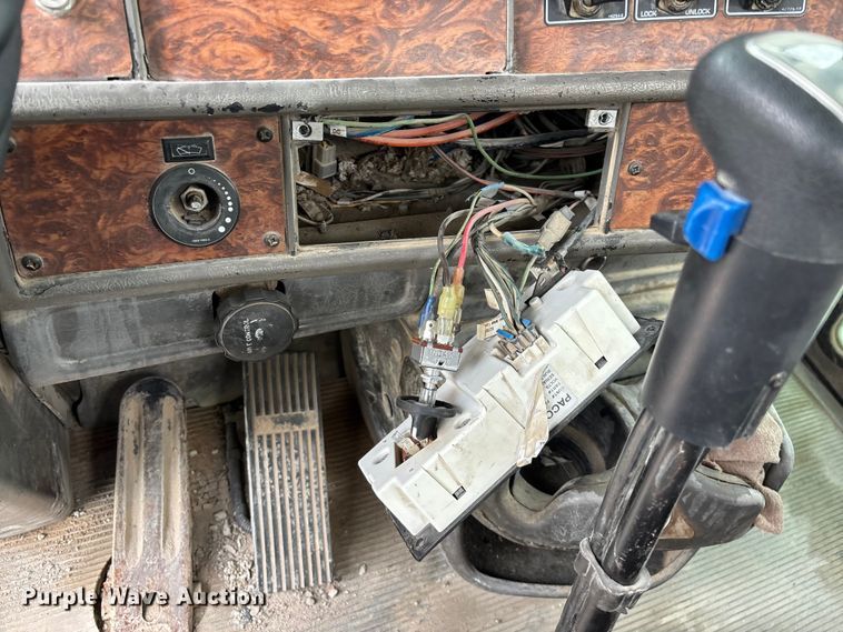 image for item FG0466 2003 Kenworth T800 ready mix truck